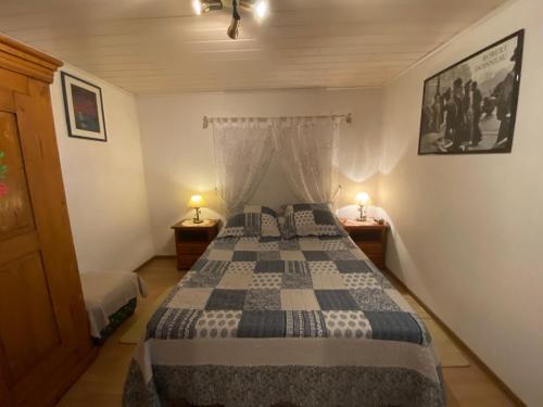 Artolsheim拉莫别墅酒店的一间卧室配有一张床,两盏台灯放在两张桌子上