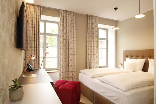 朗道因德普法尔茨Amelie No 1 Hotel & Appartements的一间小卧室,配有床和窗户