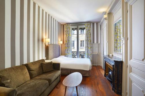 里昂瓦贝库酒店的客厅配有沙发和1张床