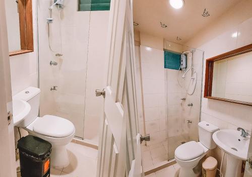 大雅台The NEST, Tagaytay的浴室配有卫生间、淋浴和盥洗盆。