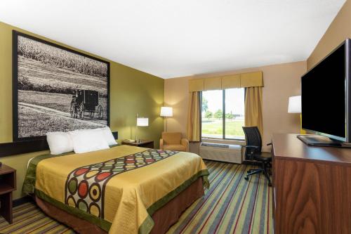 歌珊戈申速8汽车旅馆的配有一张床和一台平面电视的酒店客房