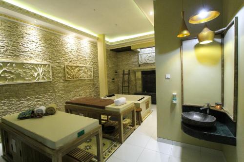 Ndalem Nuriyyat Villa, Spa & Skin Care的一间浴室