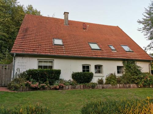BorgholzhausenGästehaus Alte Liebe的白色房子,有红色屋顶