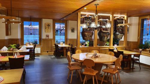维尔德斯韦尔Gasthof Hirschen in Wilderswil的餐厅设有木制天花板和桌椅