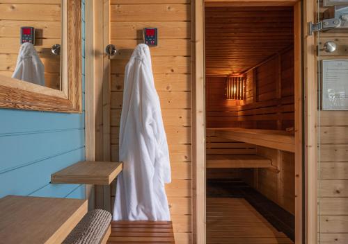 蒙索罗洛尔海洋酒店和Spa的小屋内带毛巾的桑拿浴室