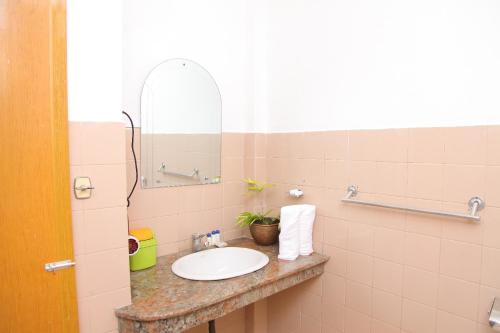 塞杜瓦Hotel Nathaliya的一间带水槽和镜子的浴室