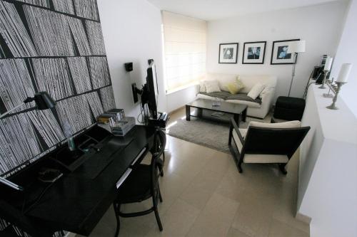 费拉古多Casa Ameixeira的客厅配有书桌和沙发。