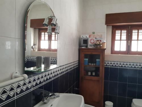 FormigaisCasal do Morgado, country house to relax的一间带水槽、镜子和卫生间的浴室