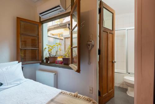 圣地亚哥普罗维登住宿加早餐酒店的一间卧室设有一张床、一个窗口和一个卫生间