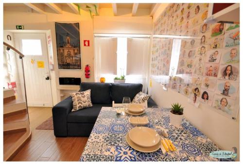 法鲁Casinha da Ti Babel的客厅配有桌子和沙发