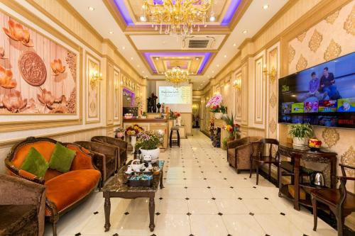胡志明市Indochine Ben Thanh Hotel & Apartments的大厅,设有沙发和桌子