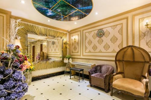 胡志明市Indochine Ben Thanh Hotel & Apartments的配有一张床和一张桌子及椅子的房间
