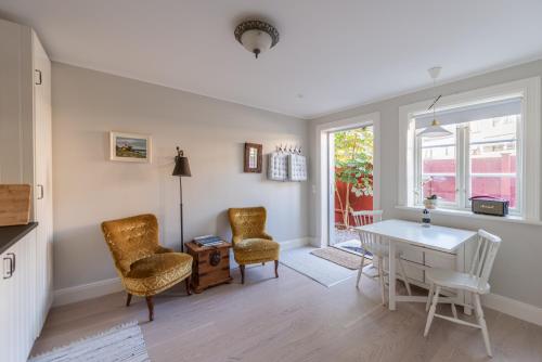 瓦克斯霍尔姆Stockholm Archipelago apartment的客厅配有白色的桌椅和窗户。