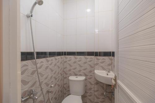 BuaranRedDoorz @ Taman Royal Tangerang的一间带卫生间和水槽的浴室