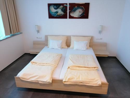 AllhamingTurmöl Hotel的一间卧室,配有两张床