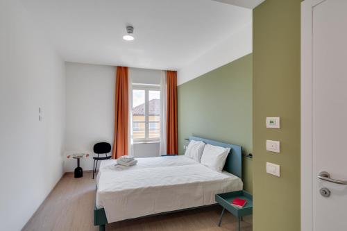 都灵Camplus Guest Bernini Casa per Ferie的卧室配有白色的床和窗户。