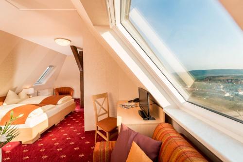 巴特克森尹斯科别墅弗莱尔酒店的酒店客房设有床和窗户。