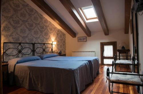 韦尔塔德贝罗拉格尔维洛酒店的一间卧室配有一张带蓝色毯子的大床
