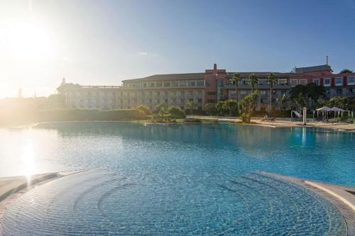 特塞拉岛马尔酒店内部或周边的泳池