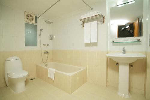 达卡里士满套房酒店的一间带水槽、浴缸和卫生间的浴室