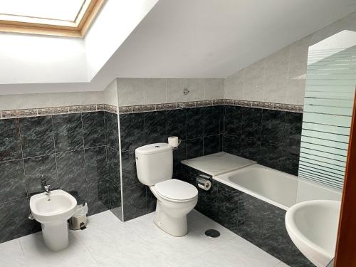 奥尼斯培尼亚圣塔公寓酒店的浴室配有卫生间、盥洗盆和浴缸。