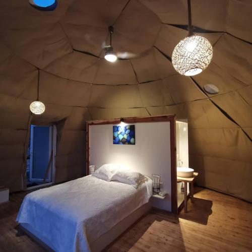 Türkdomes Glamping客房内的一张或多张床位