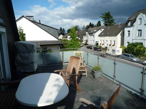鲁尔河畔米尔海姆Ferienwohnungen am Rumbachtal的市景阳台配有桌椅。