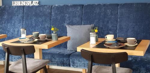 费马恩Haus Achtern Diek的一间设有桌子和蓝色墙壁的用餐室