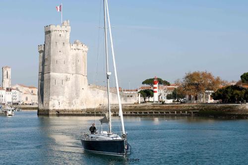 拉罗谢尔VOILIER ESTEREL的城堡前水面上的帆船