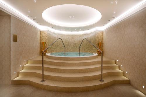 鲁容贝罗克库尔图拉酒店的一座大楼中间的带浴缸的楼梯