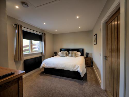 波特里Craigard Chalet的一间卧室设有一张大床和一个窗户。