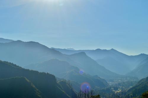 萨兰托米拉多科科拉酒店的享有远处山谷和山脉的美景