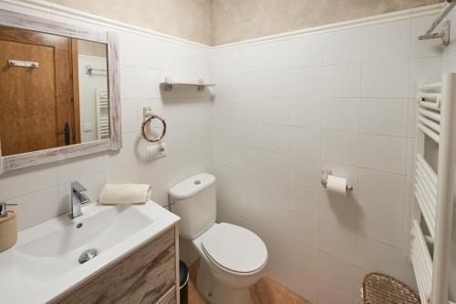 贝尔维尔德赛当亚Desconnectar Bellver de Cerdanya I的白色的浴室设有卫生间和水槽。