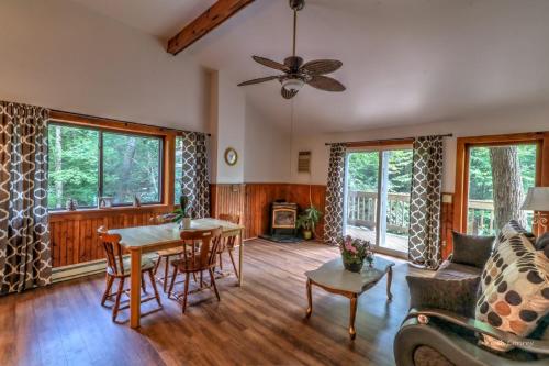 卡纳登西斯木兰溪畔度假屋的客厅配有吊扇和桌子