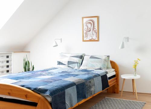 锡盖特堡Vár5 Apartman的一间卧室配有一张带蓝白色毯子的床