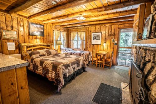 埃弗格林Colorado Bear Creek Cabins的小木屋内一间卧室,配有两张床