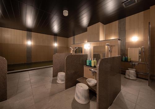 IchiharaHotel Route-Inn Ichihara的公共洗手间内带三个卫生间的浴室