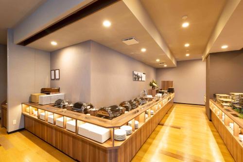 樱井市Hotel Route-Inn Sakurai Ekimae的厨房配有带锅碗瓢盆的柜台