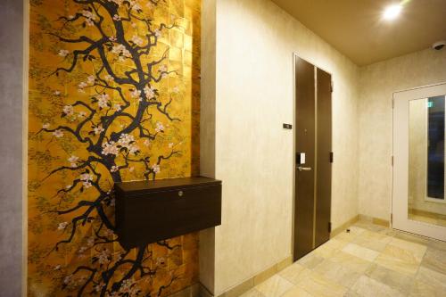 东京RoNa Hotel的浴室,带有花卉树壁画