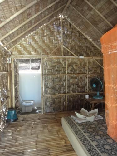 丽贝岛Varin Village Koh Lipe的客房设有带卫生间的浴室。