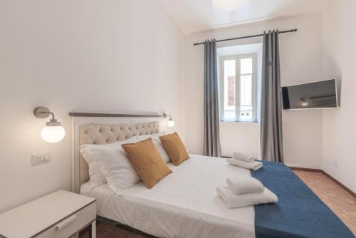 罗马Vicolo del Cinque Apartment Trastevere的白色卧室配有一张带枕头的大白色床