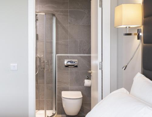 都柏林Metro Apartments Dublin Airport的一间带卫生间和淋浴的浴室