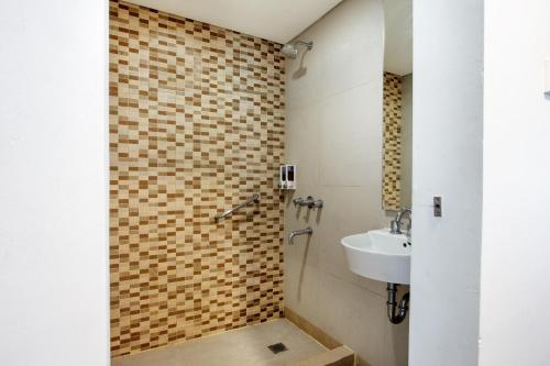 日惹Carani Hotel Yogyakarta的一间带水槽和淋浴的浴室