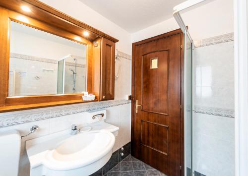 安塔格诺德小王子酒店的一间带卫生间、水槽和镜子的浴室