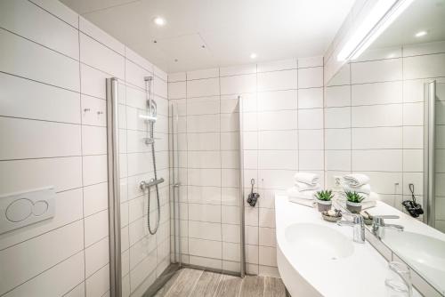 瓦尔河谷Valldal Fjordhotell - by Classic Norway Hotels的一间带两个盥洗盆和淋浴的浴室