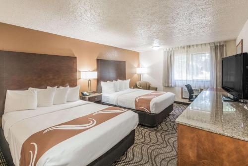 瓦拉瓦拉Quality Inn & Suites Downtown Walla Walla的酒店客房设有两张床和一台平面电视。