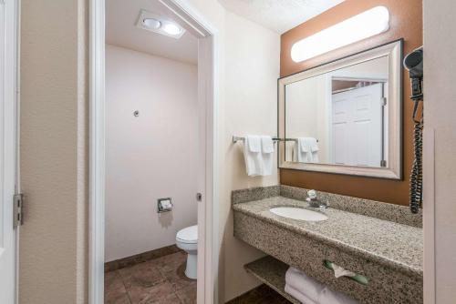 瓦拉瓦拉Quality Inn & Suites Downtown Walla Walla的一间带水槽、卫生间和镜子的浴室