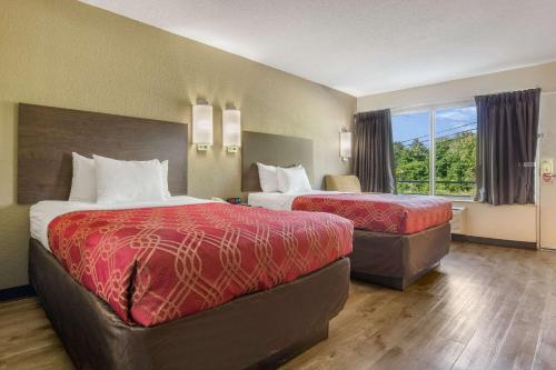 Radcliff诺克斯堡伊克诺旅店的酒店客房设有两张床和窗户。