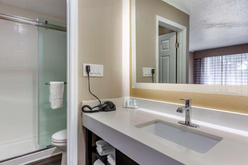 帕瓦雷斯岛Quality Inn & Suites的一间带水槽、镜子和卫生间的浴室