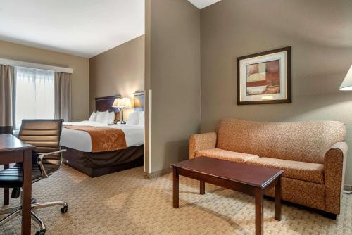 比洛克西比洛克西/海洋温泉康福特套房酒店的酒店客房配有床、沙发和桌子。